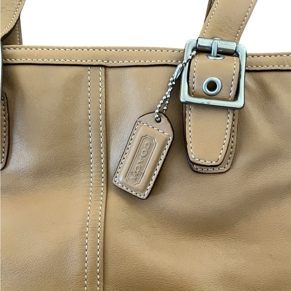 Coach Tan Leather Tote Bag with Structured Design - Picture 3 of 7